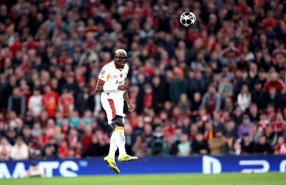 Хорор на Галатасарај на „Енфилд“ – Ланг остана без дел од палецот, Осимен скрши рака