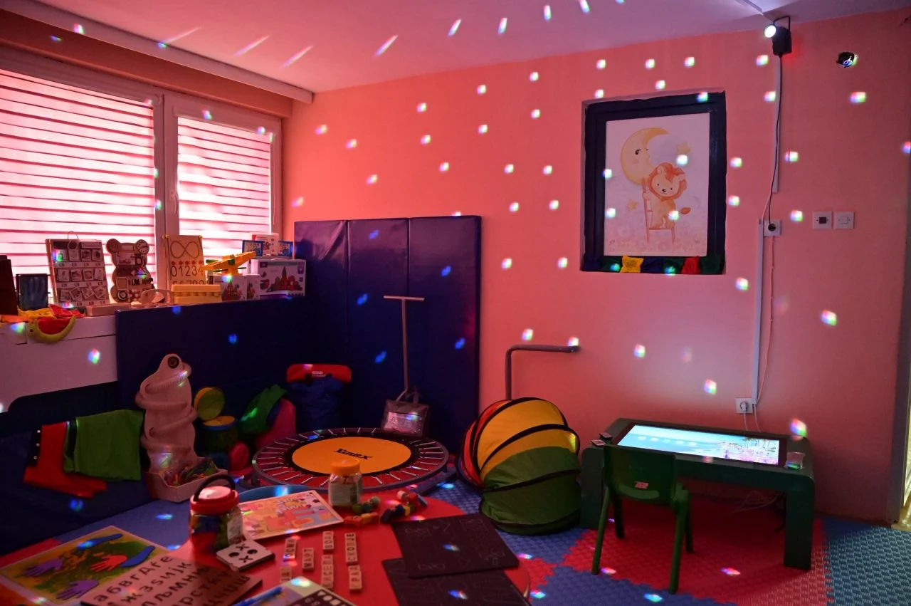 Ѓорѓиевски со сопругата донираше реквизити за сензорна соба во градинката „8 Март“ во општина Кисела Вода