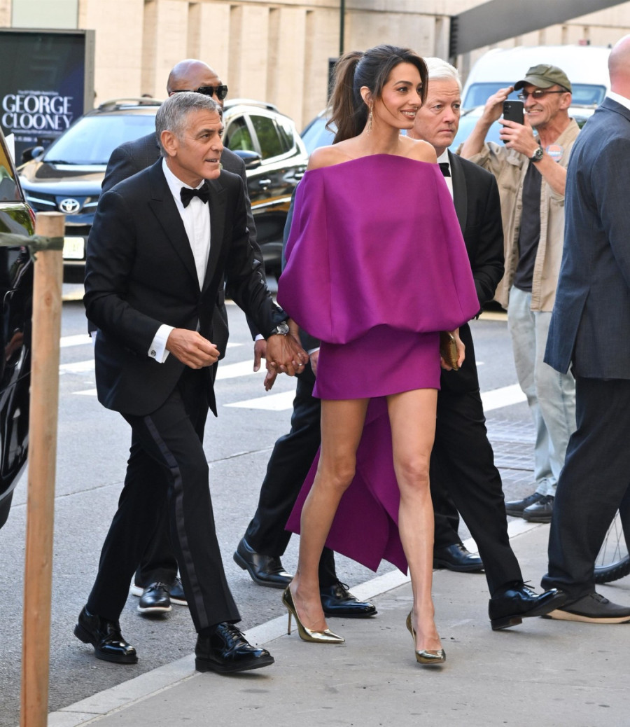 Амал Клуни во центарот на вниманието: елеганција и стил што ја засенија гала-вечерта во Њујорк