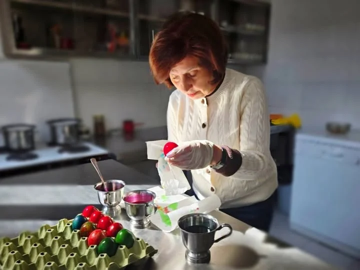 Боите што ги впиваме во велигденските јајца се израз на животот што победува, порача претседателката Сиљановска-Давкова