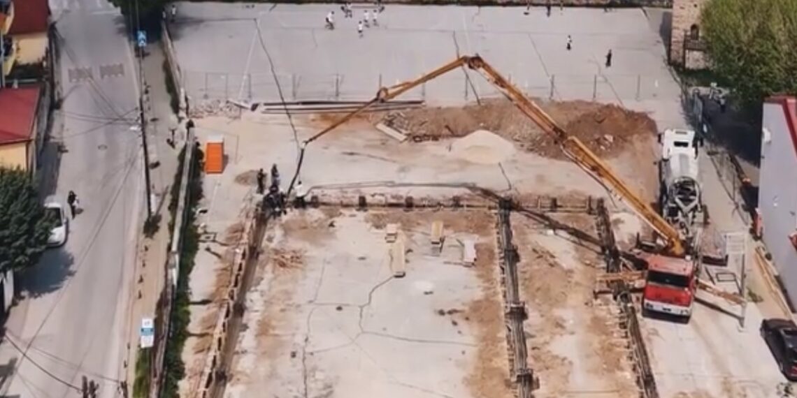 (ВИДЕО) Битола добива нова спортска сала во ООУ „Стив Наумов“ – Коњановски го означи стартот на градежните работи