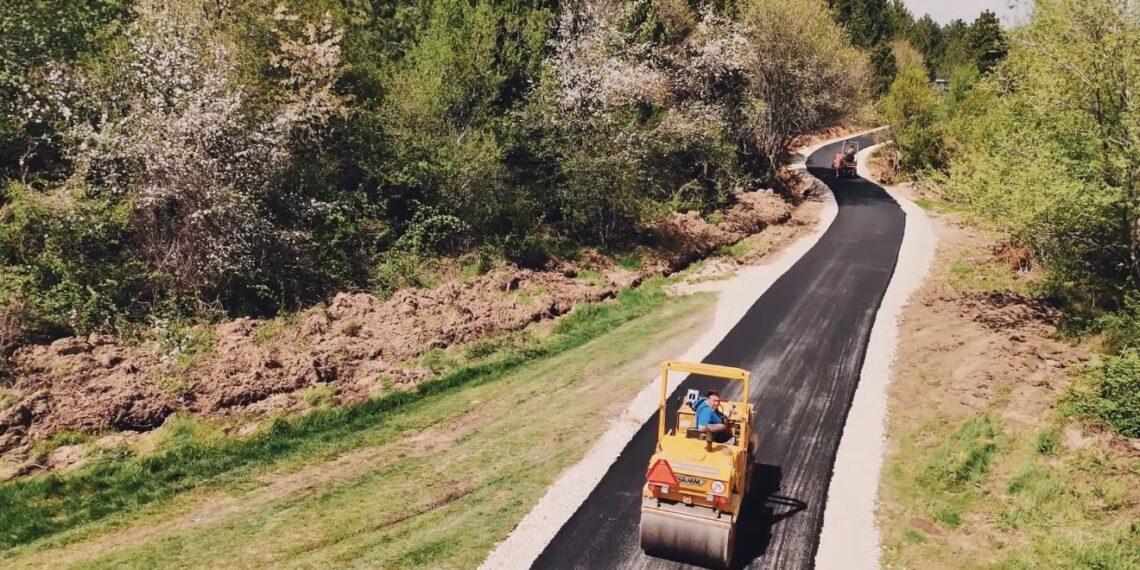 (ВИДЕО) Историски момент за битолско Ротино: по 100 години чекање жителите добија асфалтиран пат до црквата