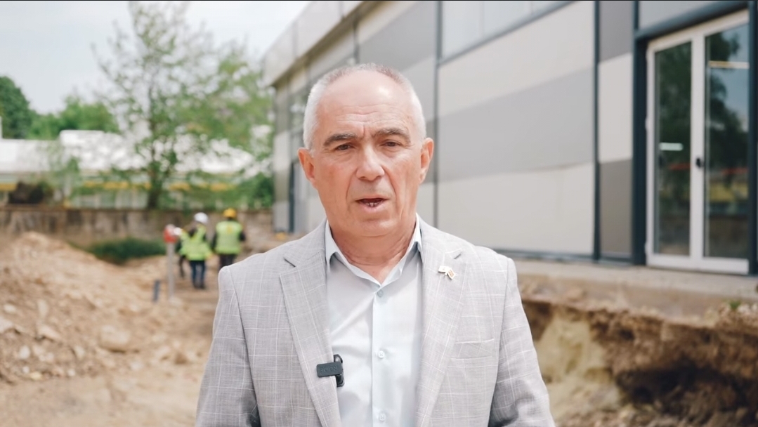 (ВИДЕО) Коњановски: Битола добива модерна спортска зона - затворен базен и нови терени во ОУ „Даме Груев“