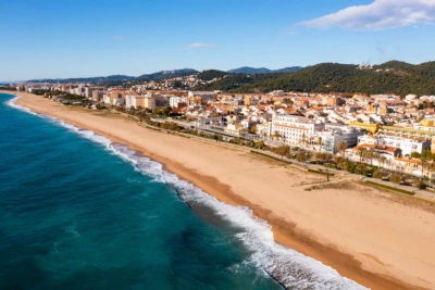 (ВИДЕО) Малграт де Мар – скриениот бисер на Шпанија: идеален одмор со плажи, прошетки и Барселона на чекор