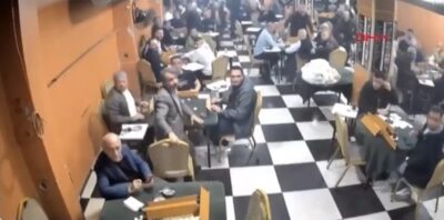 (ВИДЕО) Силен бас ги натера гостите во кафич панично да бегаат мислејќи дека се случува земјотрес