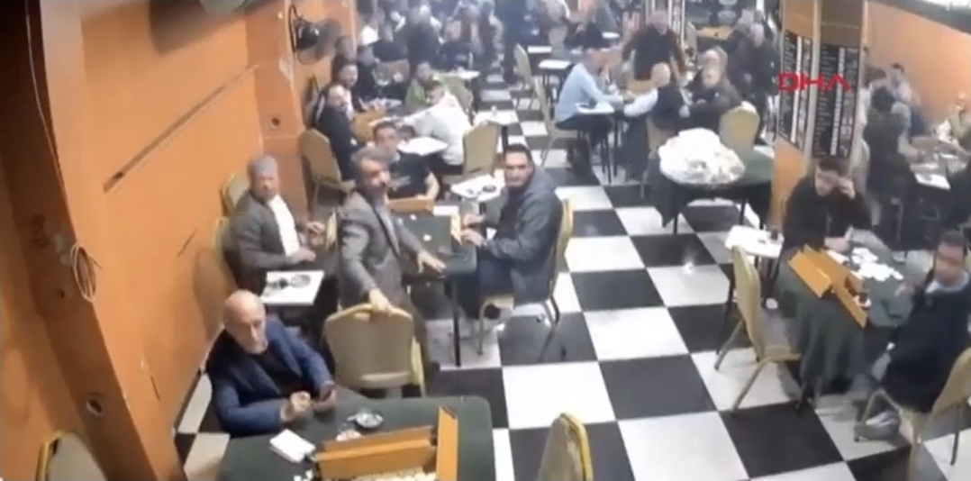 (ВИДЕО) Силен бас ги натера гостите во кафич панично да бегаат мислејќи дека се случува земјотрес