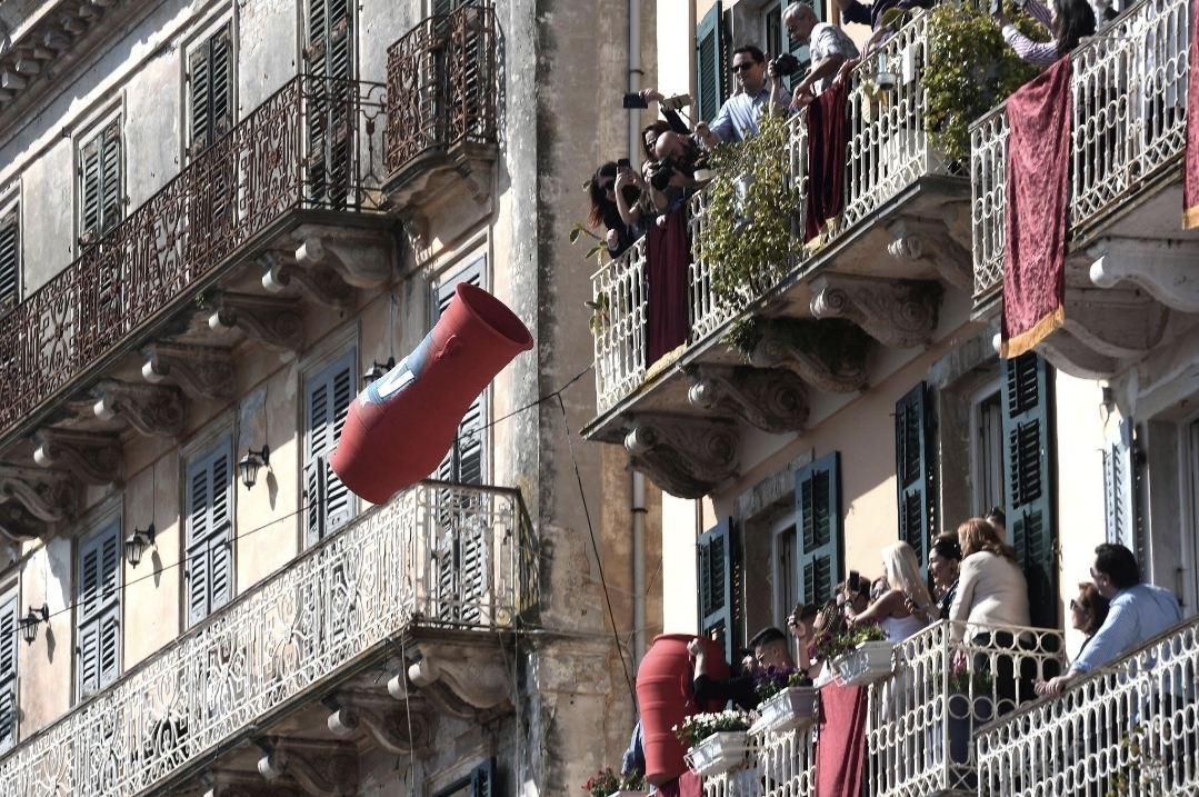 (ВИДЕО) Спектакл на Крф: илјадници ќупови се кршат на улица за Велигден – традиција што го воодушевува светот