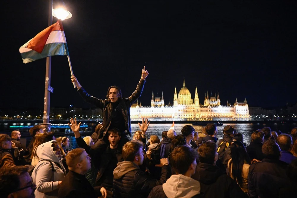 (Видео) Oгномет, музика и знамиња: Унгарија ја слави победата на Маѓар