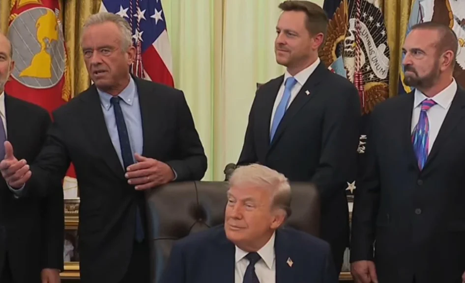 (Видео) Американскиот министер за здравство: Ако цената се намали од 600 на 100, тоа е заштеда од 600%; Трамп: Точно