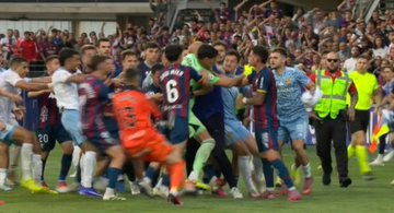 (Видео) Голманот на Сарагоса брутално нокаутира противнички играч