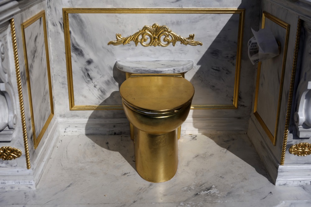 (Видео) Златна ВЦ школка поставена кај Белата куќа: „Престол достоен за крал“