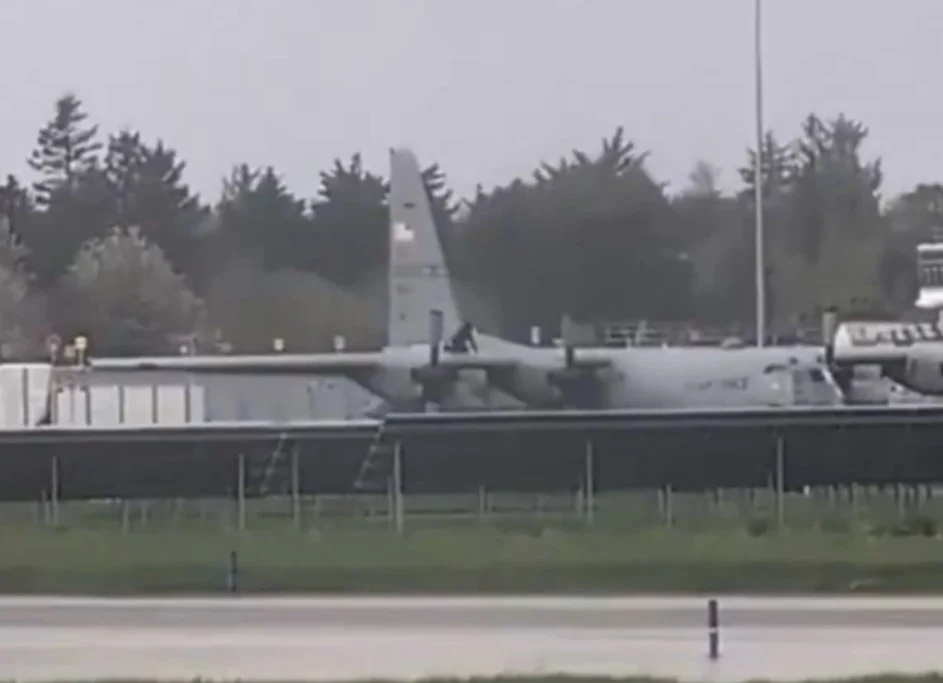 (Видео) Инцидент во Ирска: се качил на американски воен авион и го оштетил