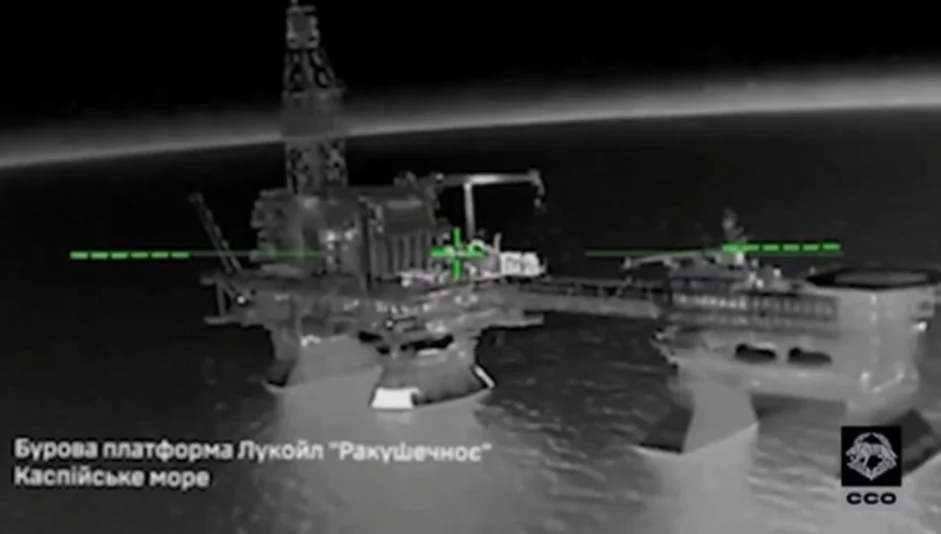 (Видео) Украински напад на 1000 километри од бојното поле: Погодени се руски нафтени платформи