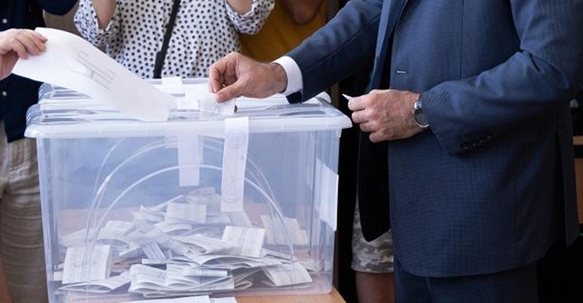 Гласање во сенка на криза: Бугарија по седми пат избира парламент за 5 години