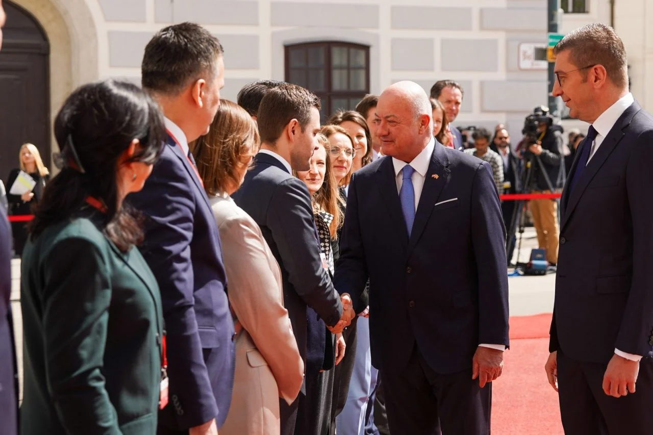 Градиме економија што создава, а не само троши, порача Мицкоски од Виена