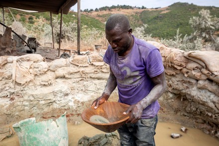 Златото како проклетство: милијарди од рудници, а народот во Зимбабве сè посиромашен