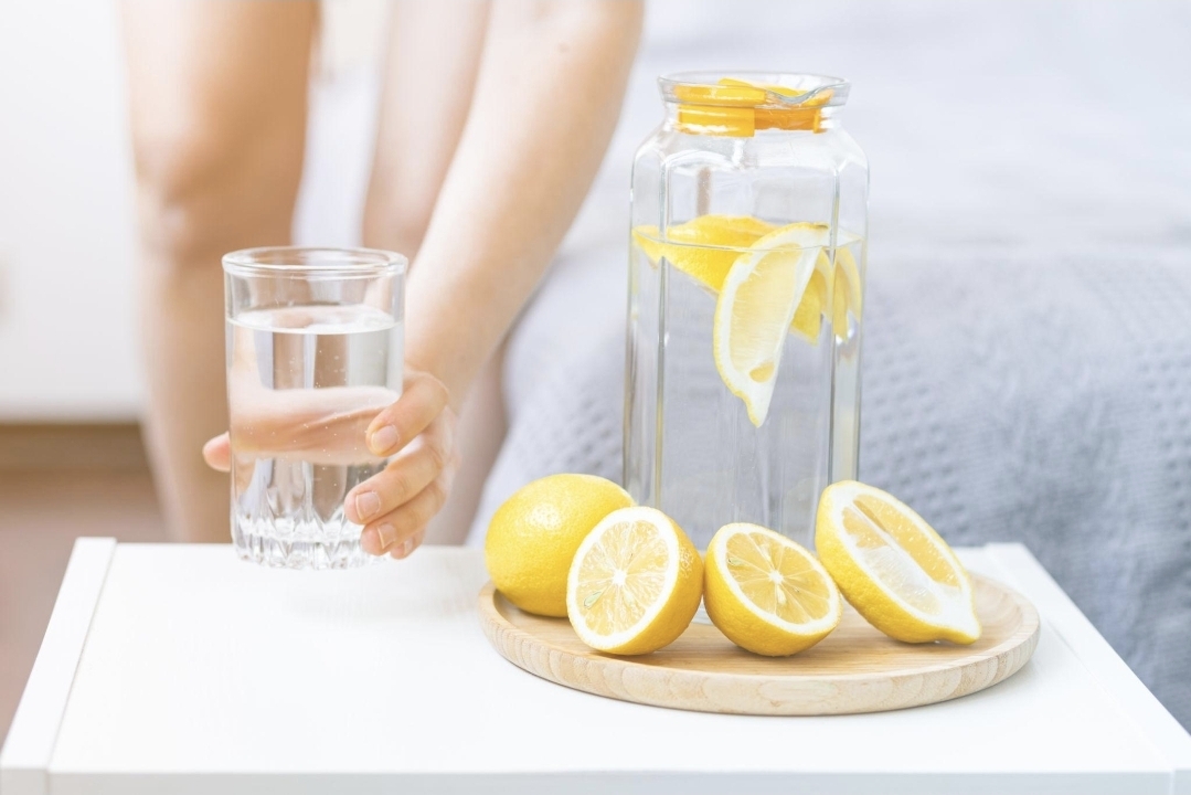 Зошто чаша вода со лимон е идеален почеток на денот: едноставна навика со повеќе придобивки