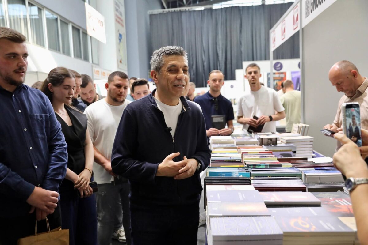 Изет Меџити на саемот на книга во Скопје: младите од Чаир во фокусот на „Републиката на идеи“