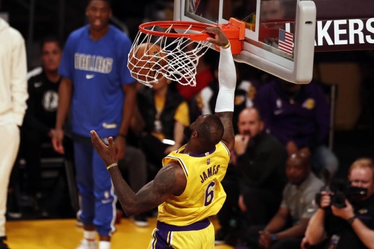 ЛЕЈКЕРСИ ДОБИЈА НЕОЧЕКУВАН ХЕРОЈ: Клупата блесна, победа без Дончиќ на стартот од плејофот