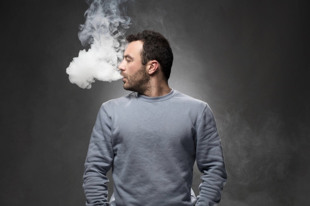 Лекарите предупредуваат: Вејпањето (електронскки цигари) може да предизвика сериозно оштетување на белите дробови