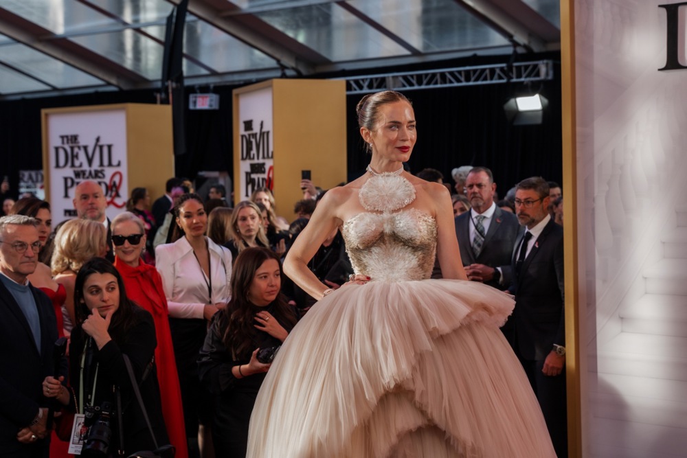 Луксуз на црвениот тепих: Емили Блант во фустан од 25.000 пердуви – ремек-дело создавано 4.000 часа