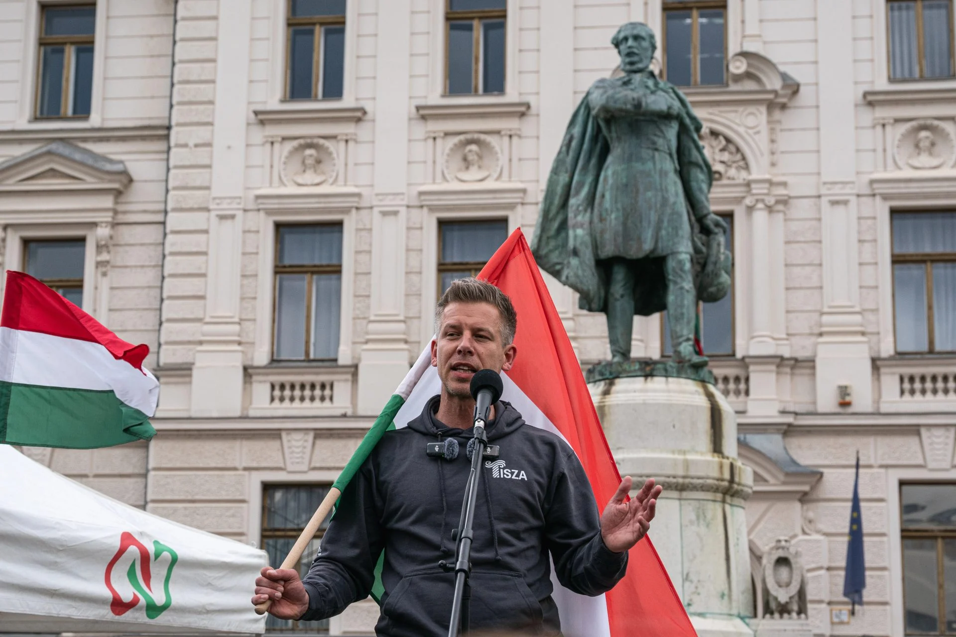 Маѓар доби честитки од германскиот канцелар и генералниот секретар на НАТО