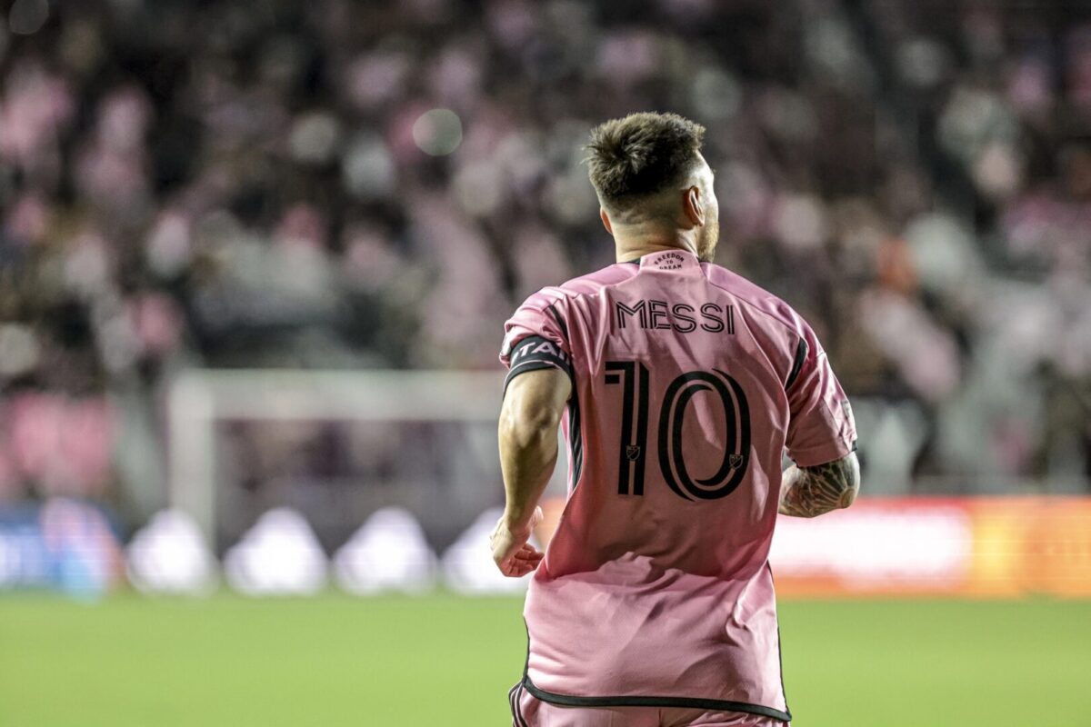 Меси купи клуб од Барселона