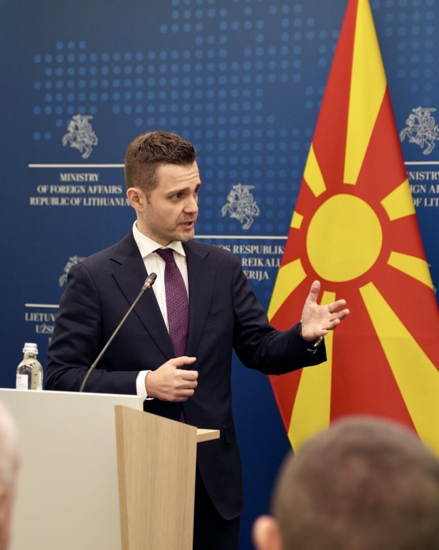 Муцунски на средби со министерката за европски и меѓународни работи на Австрија, Беате Мајнл-Рајсингер, и со министерката за Европа, Клаудија Бауер