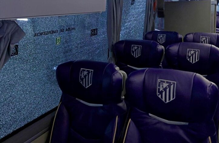 Навивачите на Барселона го скршија автобусот на Атлетико