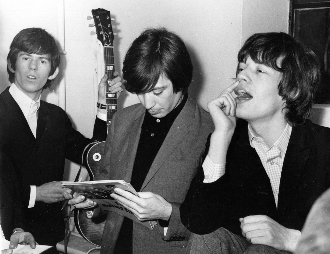 Нова биографија ги открива тајните на Ролинг Стоунс: Мик Џегер двапати за малку ќе загинел