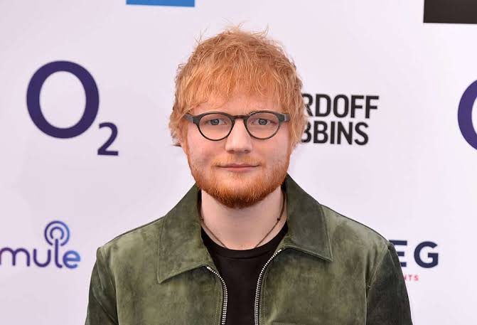 Од здравствен проблем до нов кмиџ Ед Ширан со избричена глава и нова енергија