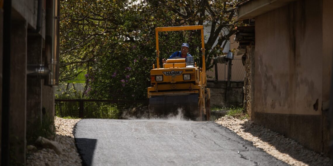 Општина Битола со инвестиција во Братиндол: нов асфалт за подобра инфраструктура