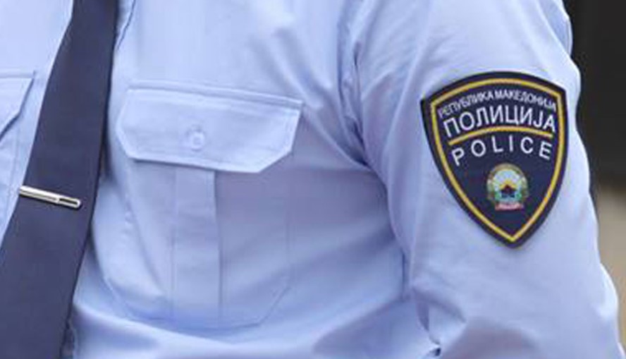 Полицаец во Прилеп пукал со службен пиштол во својот двор, куршумите завршиле во соба кај соседите