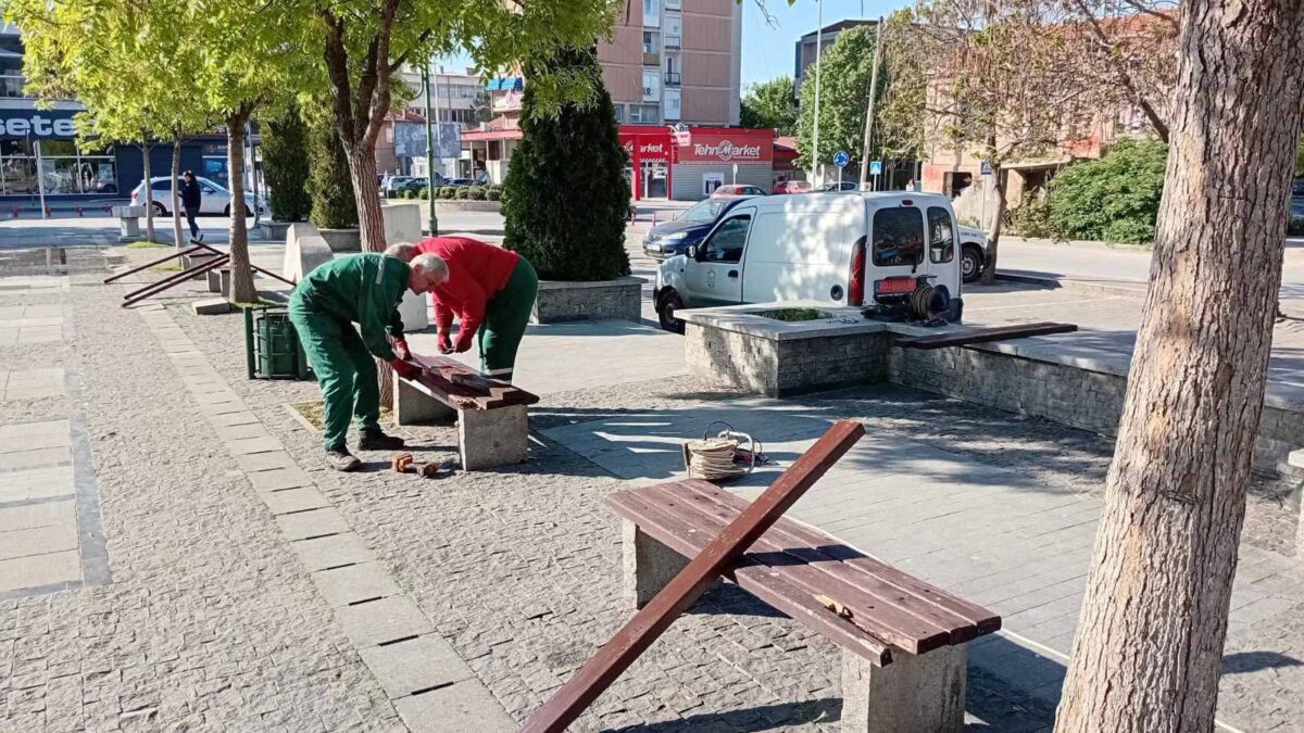 Прилепските паркови добиваат нов урбан изглед– ЈКП Комуналец започна со замена на оштетените клупите