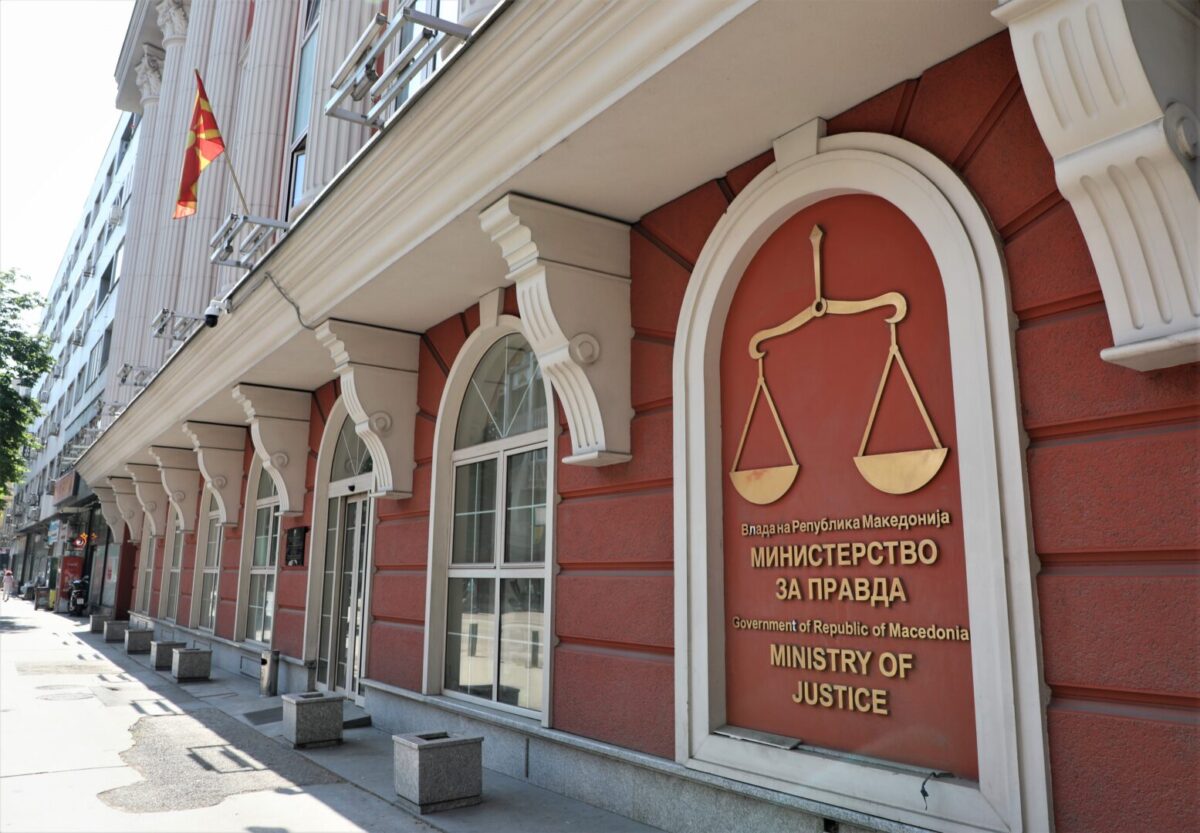 Протест за правосуден испит на албански, Министерството за правда реагира дека испитот е законски, а собирот манипулација на политички структури