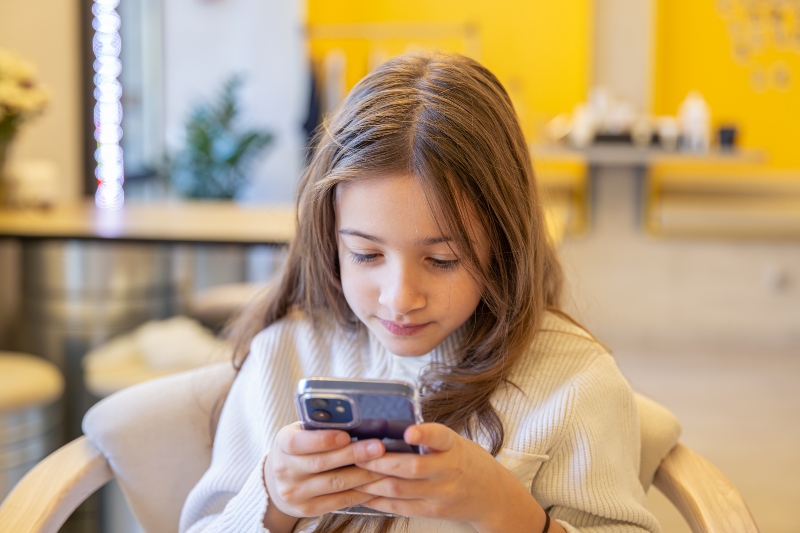 Родителите во Македонија бараат строги мерки: 76% поддржуваат забрана за социјални мрежи за деца под 12 години