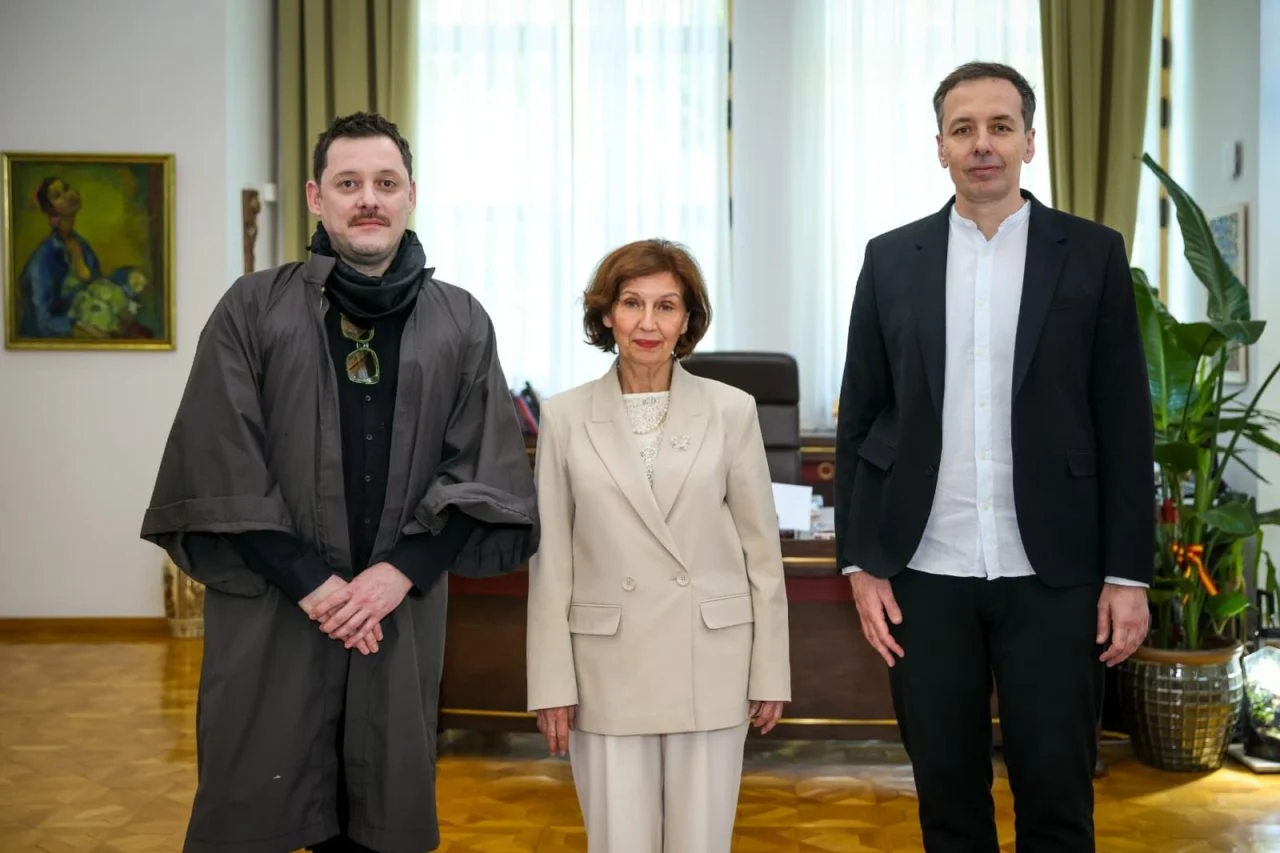 Уметникот Велимир Жерновски и кураторот Тихомир Топузовски на средба со Сиљановска-Давкова