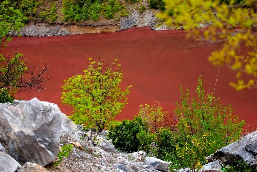 (ФОТО) Кога природата црта: Езерото Козјак еднаш годишно се обојува во црвено