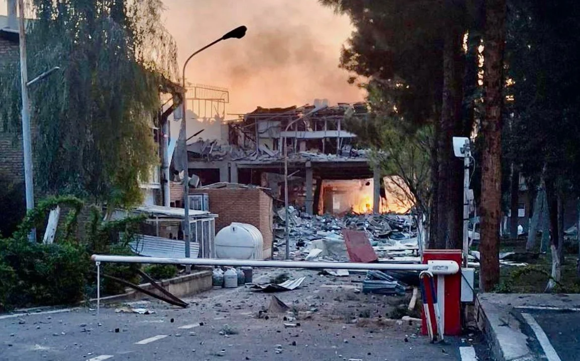 (Фото) Иран: Нападнат медицински институт во Техеран стар 100 години