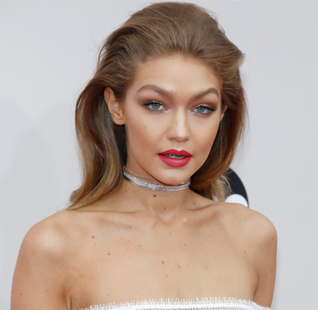 (Фото) Толку шик, а сепак едноставно: Омилената фризура на Џиџи Хадид е помодерна од кога било