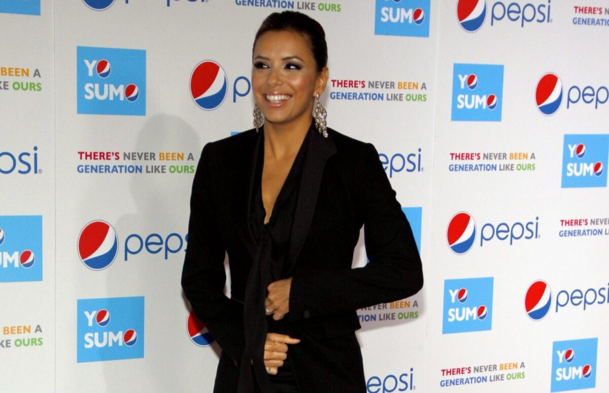 (Фото/Видео) Вчера носеше танга бикини, а денес шик одело: На оваа жена сè ѝ стои