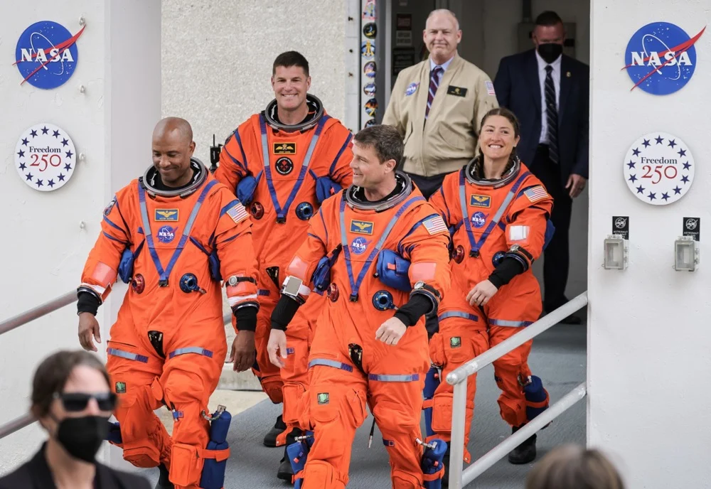 (Фото/Видео) Историска мисија: Астронаутите се оддалечија најдалеку од Земјата досега, 40 минути ќе бидат целосно отсечени од светот