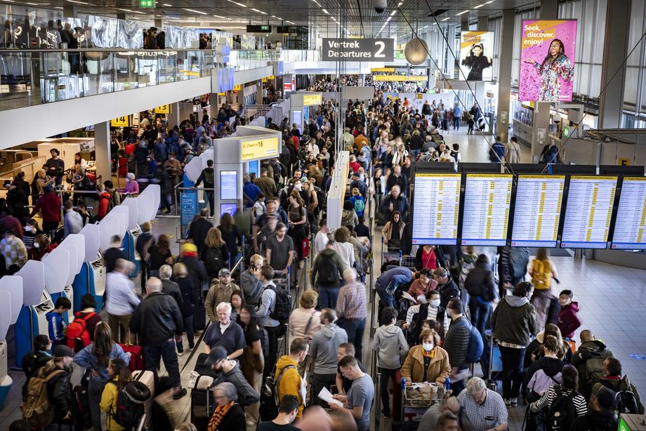 Хаос на европските аеродроми: Новиот систем за пасошка контрола создава долги редици, авиокомпаниите бараат суспензија