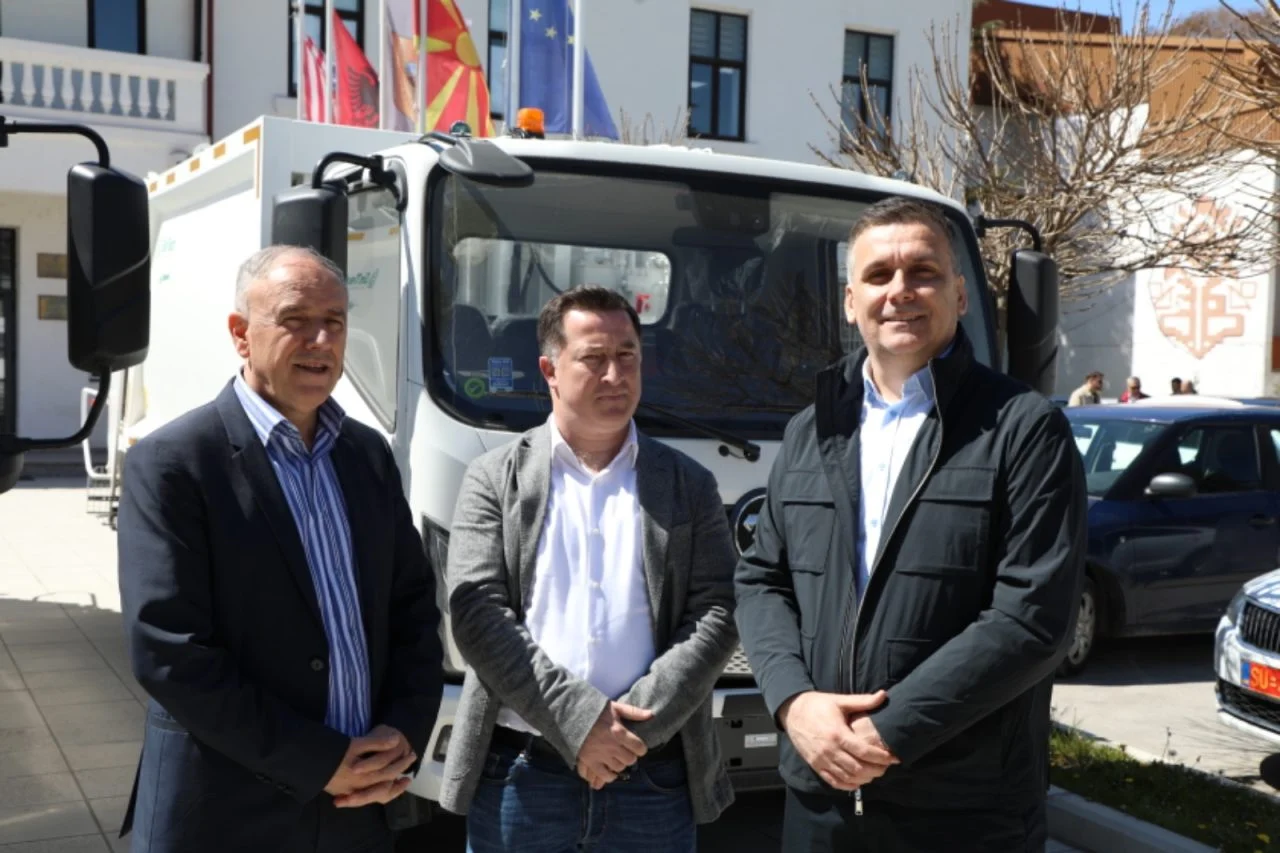 Хоџа: Нова опрема за отпад во Струга и засилени инвестиции во инфраструктурата