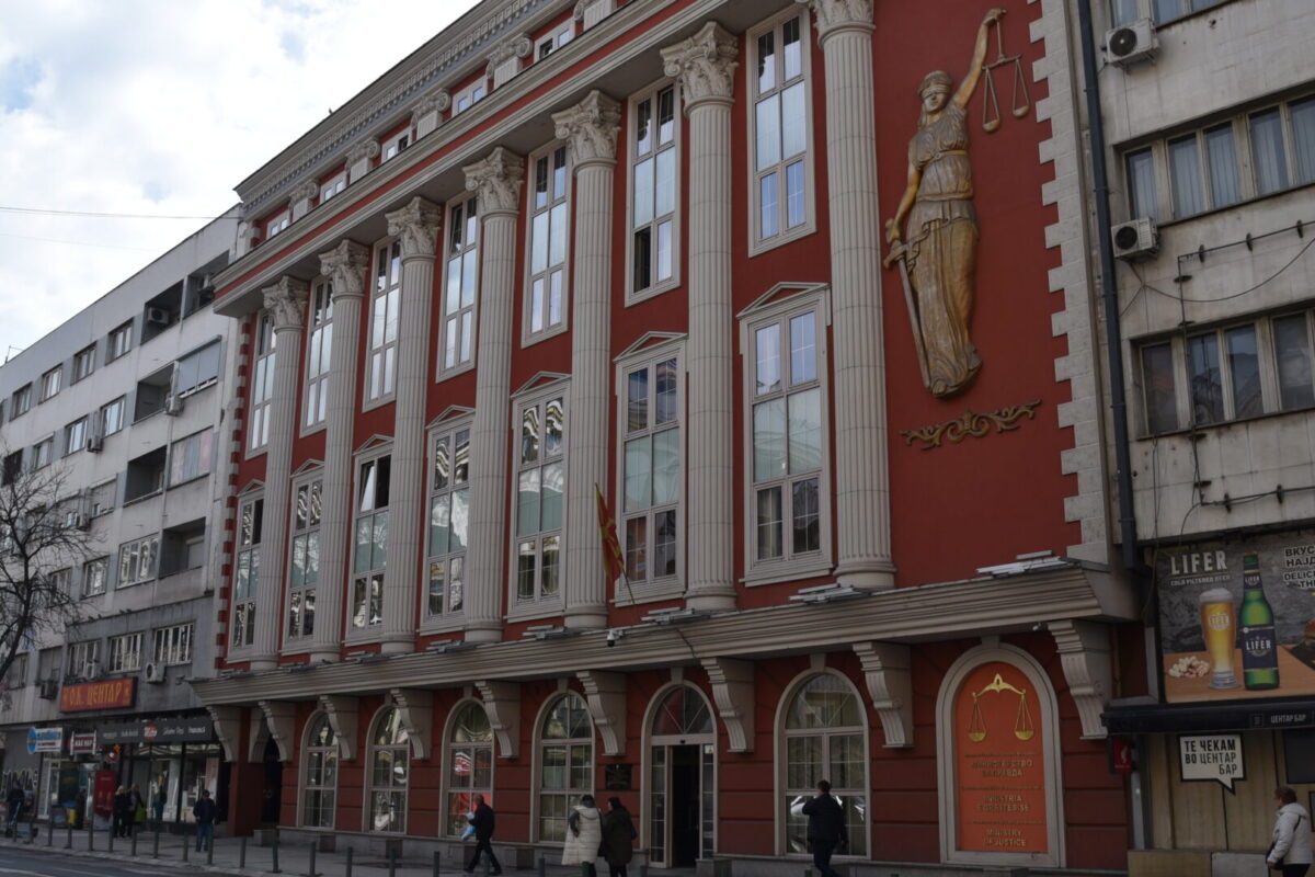 „Вреди“: Петмина министри Албанци во правда, но ДУИ го остави албанскиот јазик надвор од правосудниот испит