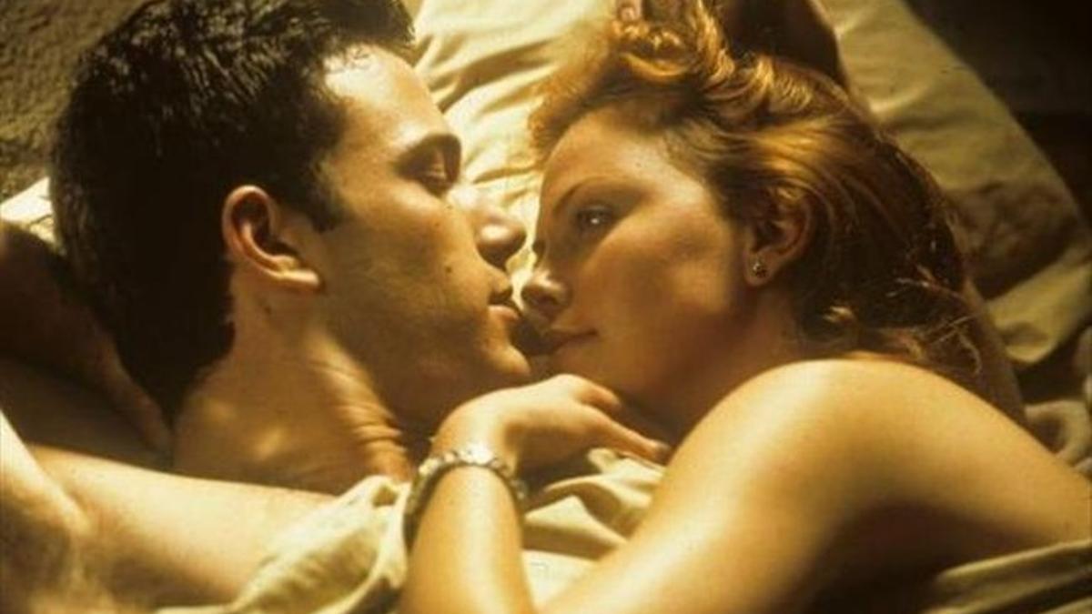 Беше премногу жешка за Холивуд: Сцената на Бен Афлек и Шарлиз Терон никогаш не ја видела публиката