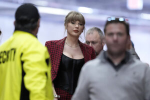(ВИДЕО) Скандал зад сцената: Обезбедувањето на Taylor Swift спречи непримерно снимање од папараци