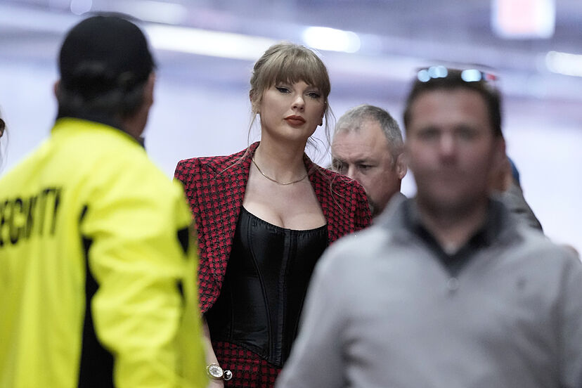 (ВИДЕО) Скандал зад сцената: Обезбедувањето на Taylor Swift спречи непримерно снимање од папараци