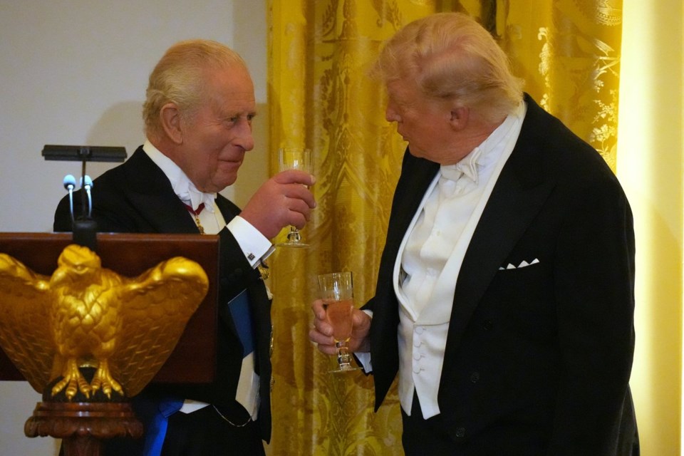 (ВИДЕО) Шега со политичка тежина: Кралот Чарлс III му возврати на Трамп среде Белата Куќа – дипломатски хумор со историска порака
