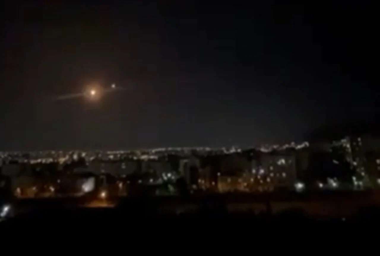 (Видео) Експлозии над Техеран, активирана воздушна одбрана